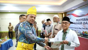 Kementerian Agraria dan Tata Ruang/Badan Pertanahan Nasional (ATR/BPN)&nbsp;menyerahkan 6 sertipikat tanah wakaf di Kantor Pertanahan (Kantah) Kabupaten Deli Serdang, Sumatera Utara. (dok: humas)