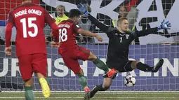 Andre Silva saat mencetak gol ke gawang Kepulauan Faroe pada Kualifikasi Piala Dunia 2018 di Stadion Torsvollur, Torshavn, Selasa (11/10/2016) dini hari WIB. (EPA/Jens Kristian Vang)