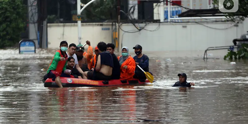 FOTO: Banjir Jakarta, Jalan Kemang Raya Tertutup Air