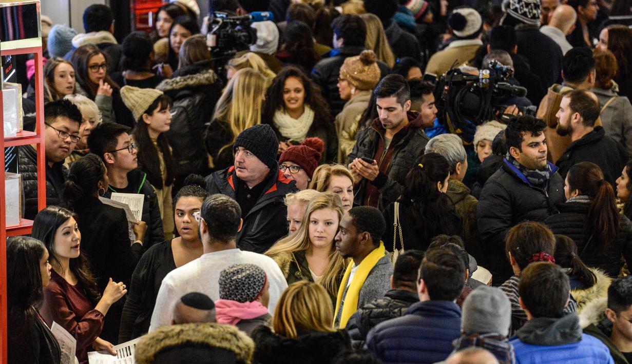 Pengunjung berdesakan selama perayaan Black Friday di Macy Herald Square, New York, Kamis (23/11). Black Friday adalah tradisi hari belanja terbesar tahunan di Amerika yang berlangsung sehari setelah hari Thanksgiving. (STEPHANIE KEITH/GETTY IMAGES/AFP)