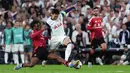 Pemain Tottenham Hotspur, Son Heung-min (tengah) berebut bola dengan pemain Manchester United, Patrick Dorgu dalam laga final Liga Europa 2024/2025 di Stadion San Mames, Bilbao, Spanyol, Kamis (22/05/2025) WIB. (AFP/Cesar Manso)
