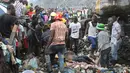 Petugas penyelamat mencari para korban yang tertimbun gunungan sampah longsor di ibu kota Mozambik, Maputo,  Senin (19/2). Pihak berwenang mengatakan kemungkinan lebih banyak mayat yang mungkin masih berada di bawah timbunan sampah. (AP/Ferhat Momade)