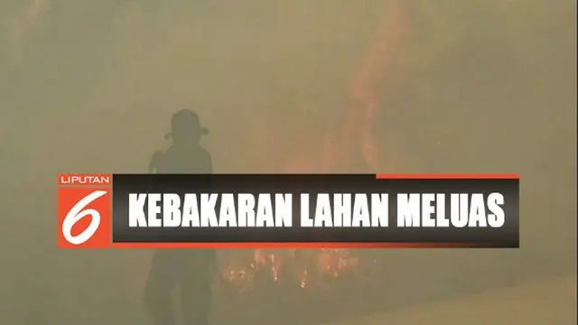 Salah satu warga terpaksa dievakuasi karena mengalami lemas dan tidak sanggup berlari.