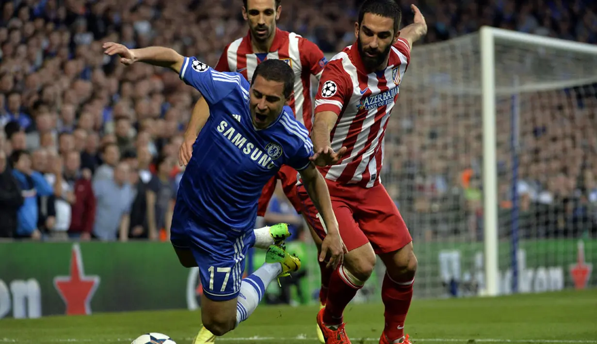 Penyerang Chelsea, Eden Hazard harus dijatuhkan pemain sayap kanan Atletico Madrid, Arda Turan (kanan) saat laga kedua semifinal Liga Champions di Stamford Bridge, London (1/5/2014). (REUTERS/Toby Melville)