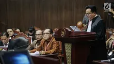 Ketua Tim Hukum Joko Widodo-Ma’ruf Amin, Yusril Ihza Mahendra memberi keterangan dalam sidang sengketa Pilpres 2019 di Gedung MK, Jakarta, Selasa (18/6/2019). Sidang tersebut beragendakan mendengarkan jawaban dari termohon. (Liputan6.com/Faizal Fanani)