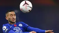 Pemain Chelsea, Hakim Ziyech, menyundul bola saat melawan Sheffield United pada laga Liga Inggris di Stadion Stamford Bridge, Sabtu (7/11/2020). Chelsea menang dengan skor 4-1. (Mike Hewitt/Pool via AP)