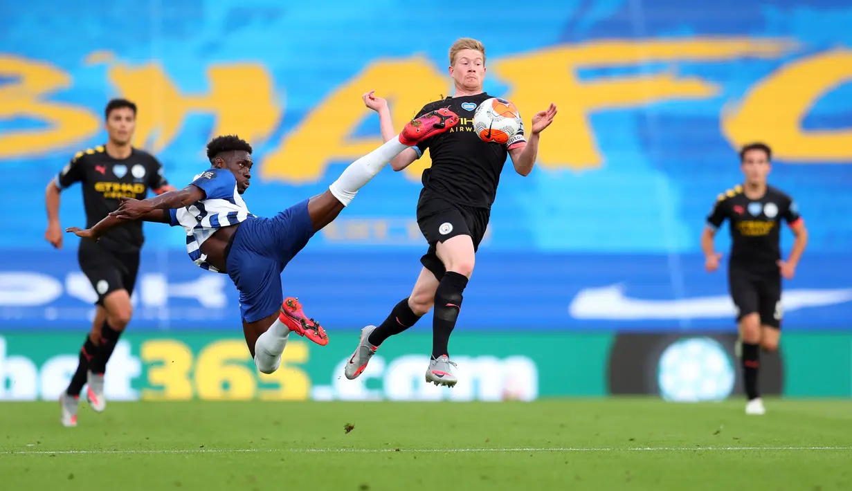 Gelandang Brighton and Hove Albion,  Yves Bissouma (kedua kiri) berebut bola dengan pemain tengah Manchester City, Kevin De Bruyne pada Pekan ke-35 Liga Inggris di stadion The American Express, Minggu (12/7/2020). Manchester City berpesta gol di markas Brighton. (Catherine Ivill / POOL / AFP)