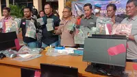 Barang Bukti Uang Judi Nyaris Rp 1 Miliar Di Polda Banten. (Kamis, 25/08/2022). (Liputan6.com/Yandhi Deslatama).