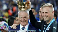 Kiper Leicester City, Kasper Schmeichel, bercanda dengan memasang mahkota trofi Liga Inggris di kepala Claudio Ranieri di Stadion King Power, Leicester, Sabtu (7/5/2016). (AFP/Adrian Dennis)
