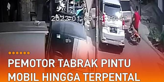 VIDEO: Buka Pintu Mobil Sembarangan, Pemotor Tabrak Pintu Mobil Hingga Terpental