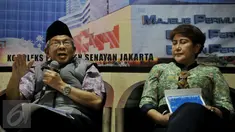 Anggota DPD RI Dapil DKI Jakarta, AM Fatwa (kiri) dan Ketua Bidang Komunikasi Publik Masyarakat Transfortasi Indonesia, Milatia Kusuma (kanan) saat Dialog Kenegaraan di Kompleks Parlemen, Senayan, Jakarta, Rabu (4/11/2015). (Liputan6.com/Johan Tallo)