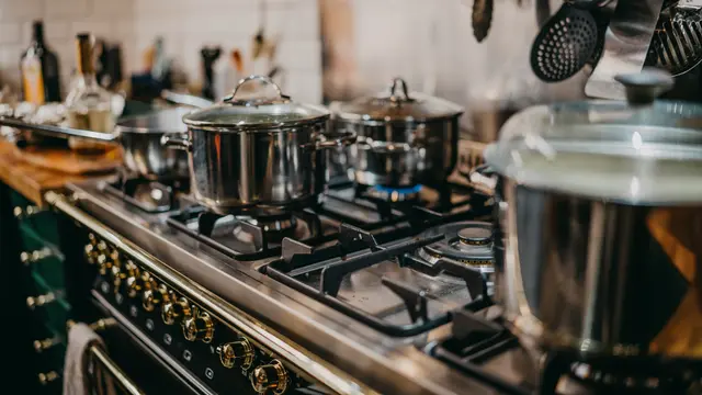 Cara Membuat Area Kompor Tetap Bersih Saat Memasak/Photo by 🇸🇮 Janko Ferlič on Unsplash