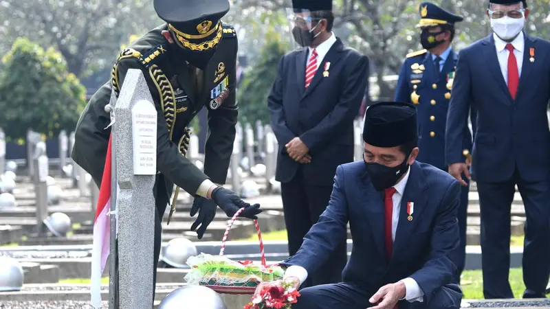 Presiden Jokowi saat melakukan tabur bunga di makam pahlawan di TMP Kalibata, Selasa (10/11/2020)