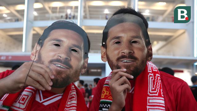 Foto: Pakai Topeng Messi hingga Jersey Seragaman, Begini Pernak-pernik Unik Suporter saat Laga Timnas Indonesia Vs Argentina