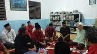 Sekjen PDIP Hasto bertemu Ulama Banten Abuya Muhtadi. (Merdeka.com)