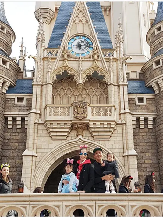 Air mata peraih Pemeran Utama Wanita Terpuji di Festival Film Bandung 2010 itu tak bisa dibendung lagi setelah ketemu dengan Kimora sambil terus memeluknya. Kejadian itu lantas dijadikan pelajaran dalam hidupnya. (Instagram/fannyfabriana)