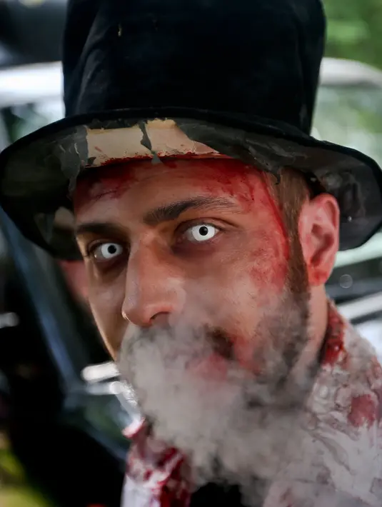 Seorang pria mengenakan kostum dan dandanan zombie dalam perayaan satu dekade Zombie Walk di Santiago, Chile, 13 Oktober 2018. Zombie Walk merupakan acara rutin tahunan yang terinspirasi dari acara televisi AS 'The Walking Dead'. (AP/Esteban Felix)