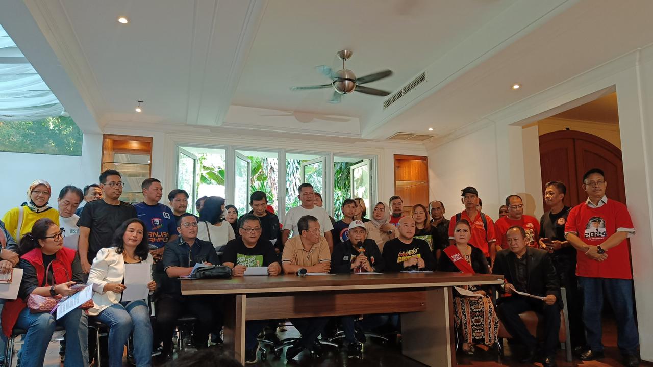 Forum Komunikasi Relawan Ganjar-Mahfud, mahasiswa, dan masyarakat aipil mendesak Komisi Pemilihan Umum Republik Indonesia (KPU RI) untuk menggelar ulang pencoblosan Pemilihan Presiden atau Pilpres 2024.