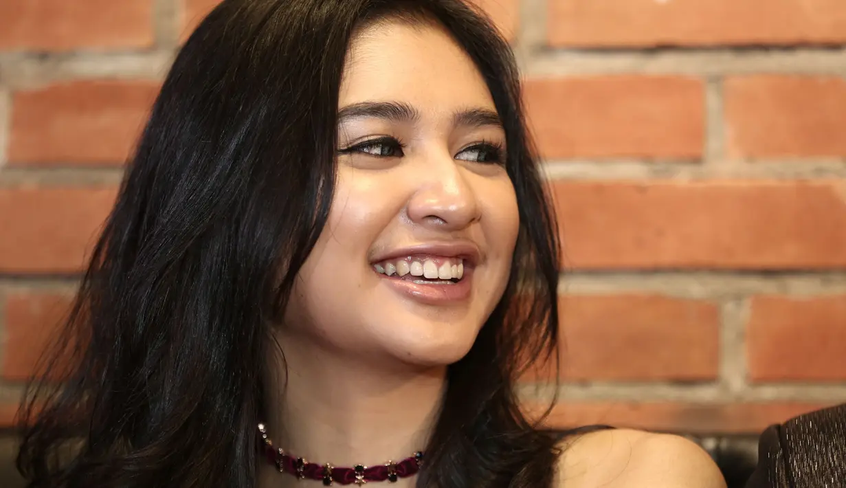 "Emosi apa. Nggak kok, senang-senang saja. Film mau tayang, senang lah," ujar perempuan kelahiran Jakarta 22 tahun silam itu. (Galih W. Satria/Bintang.com)