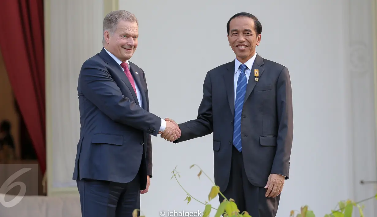 Presiden Jokowi bersalaman dengan Presiden Finlandia Sauli Niinisto di teras belakang Istana Merdeka, Jakarta, (3/11/2015). Pertemuan tersebut akan membahas tata kelola lahan gambut untuk antisipasi bencana kebakaran hutan. (Liputan6.com/Faizal Fanani)