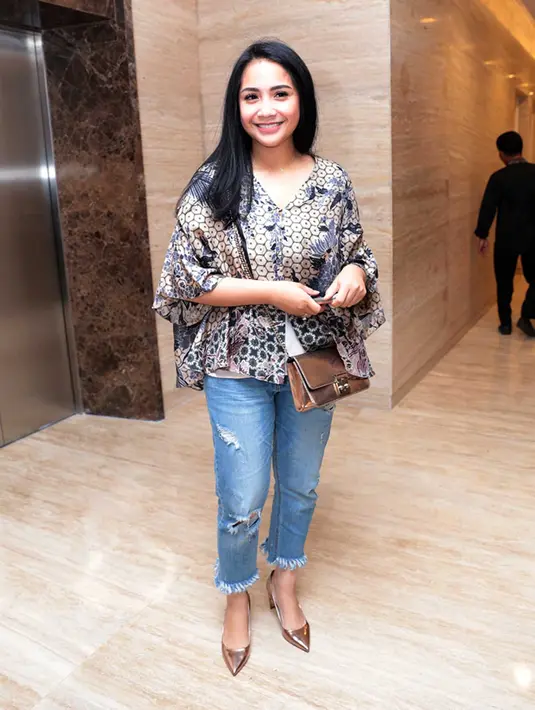 Bersama dengan suami dan mertuanya, Mama Amy, Gigi perempuan itu biasa disapa akan menemani permirsa televisi dalam satu program. Raffi Ahmad dan Gigi serta Mama Amy akan memandu program Rumah Mama Amy Spesial Ramadan. (Nurwahyunan/Bintang.com)