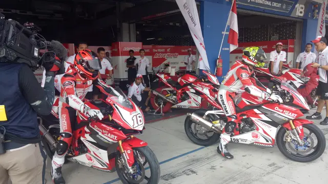 Pembalap Astra Honda Racing Team (AHRT), Mario Suryo Aji (kiri) (Liputan6.com / Jonathan Pandapotan)