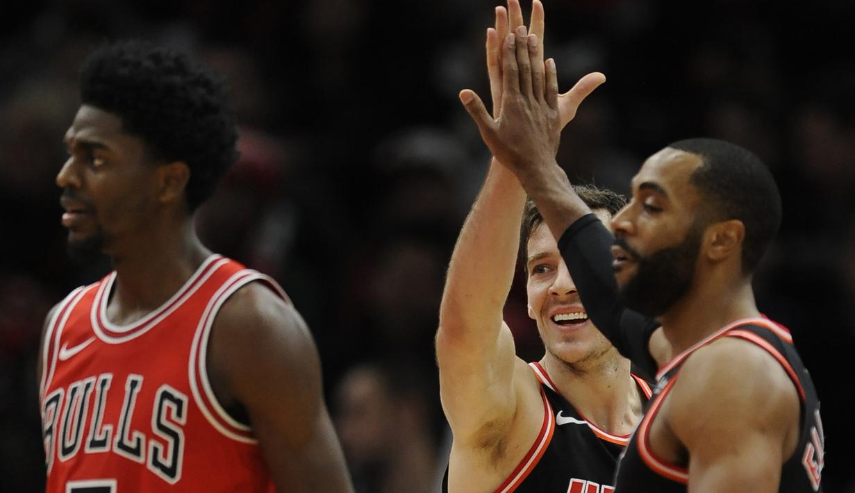 Pemain Miami Heat, Goran Dragic (tengah) dan Wayne Ellington (kanan) merayaka kemangan atas Chicago Bulls pada laga NBA basketball game di United Center, Chicago, (26/11/2017). Miami Heat menang 100-93.  (AP/Paul Beaty)