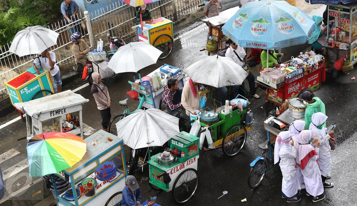 Pedagang Kaki Lima (PKL) menjajakan dagangannya di sekitar Mesjid Istiqlal, Jakarta, Jumat (2/12). Aksi 2 Desember yang dipenuhi massa menjadi kesempatan bagi sejumlah PKL untung meraup untung. (Liputan6.com/Immanuel Antonius)