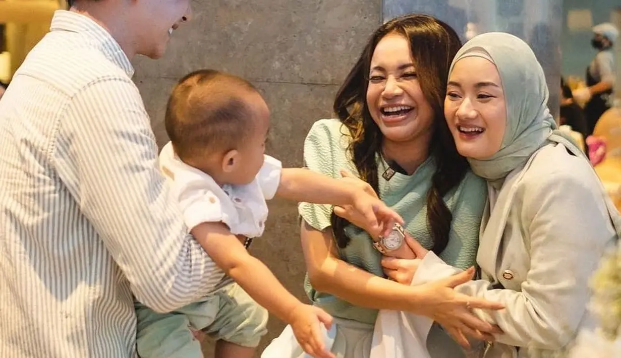 Donda Hauw dan Rey Mbayang juga hadir dalam acara tersebut bersama anak semata wayang mereka. (Foto: Instagram/ itsrossa910)
