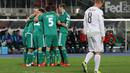 Bek Viktoria Plzen, David Limbersky (kanan), berjalan gontai saat para pemain Rapid Vienna merayakan gol kedua ke gawang Viktoria Plzen. Jumat (23/10/2015) dini hari WIB. (Bola.com/Reza Khomaini)