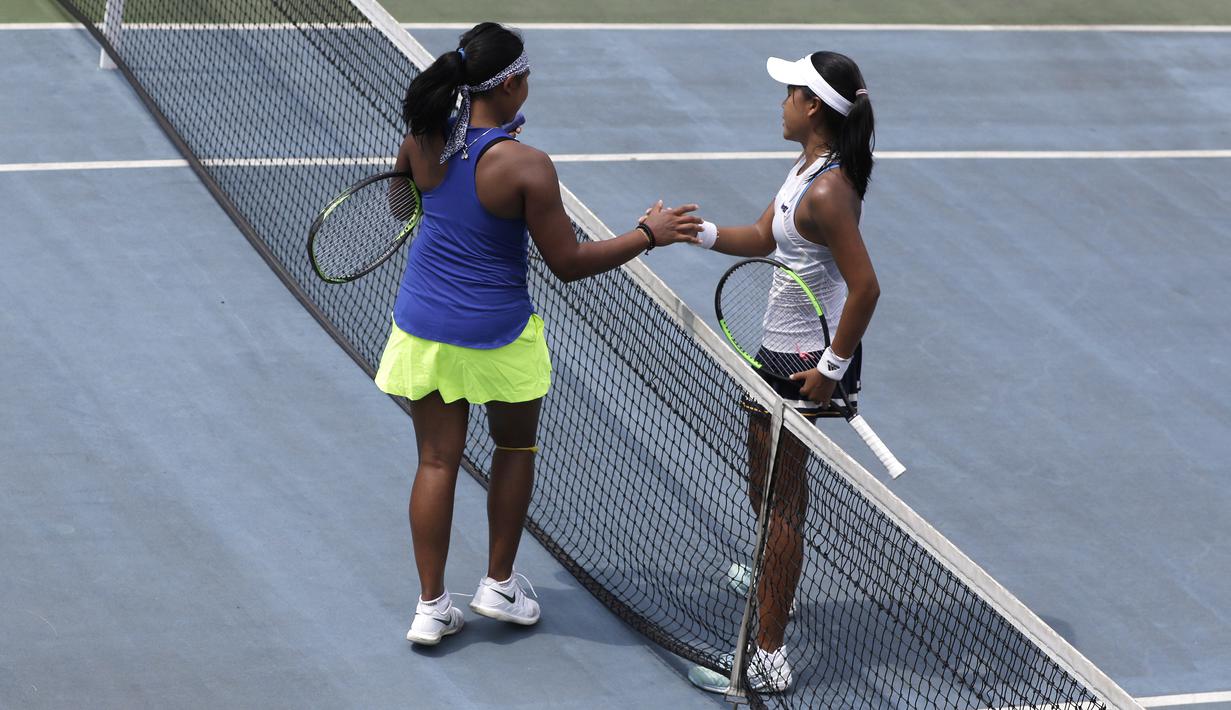 Petenis, Rifanty Kahfiani, bersamalam dengan Champoothip Jundakate, usai ITF Women's Circuit di Elite Club Epicentrum, Jakarta, Selasa (18/6). Turnamen tingkat internasional ini diikuti sejumlah petenis Asia dan Eropa. (Bola.com/Yoppy Renato)