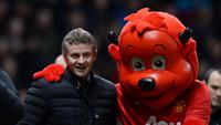 Ole Gunnar Solskjaer bersama maskot Manchester United. (AFP/Andrew Yates)