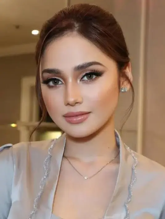 10 Inspirasi Gaya Rambut Bridesmaid Simple dan Elegan dari para Artis