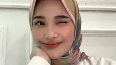 Adzana Shaliha atau akrab disapa Ashel, member JKT48 yang penampilannya selalu curi perhatian. Termasuk saat Ashel tampil berhijab. Potret Ashel berhijab ini berhasil banjir pujian dari fans. (Liputan6.com/IG/jkt48.ashel)