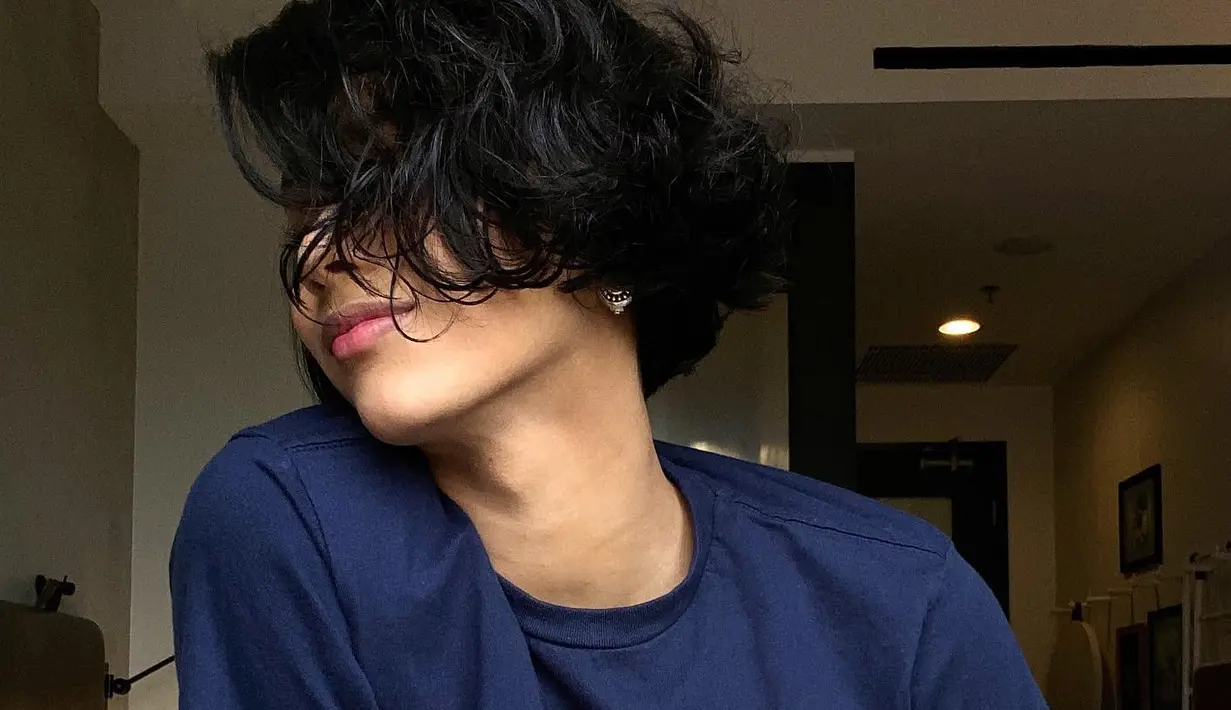 <p>Gaya rambut yang menutupi wajah juga menjadi favorit Aghniny Haque masih dalam tekstur bervolume (Foto: Instagram @aghninyhaque)</p>