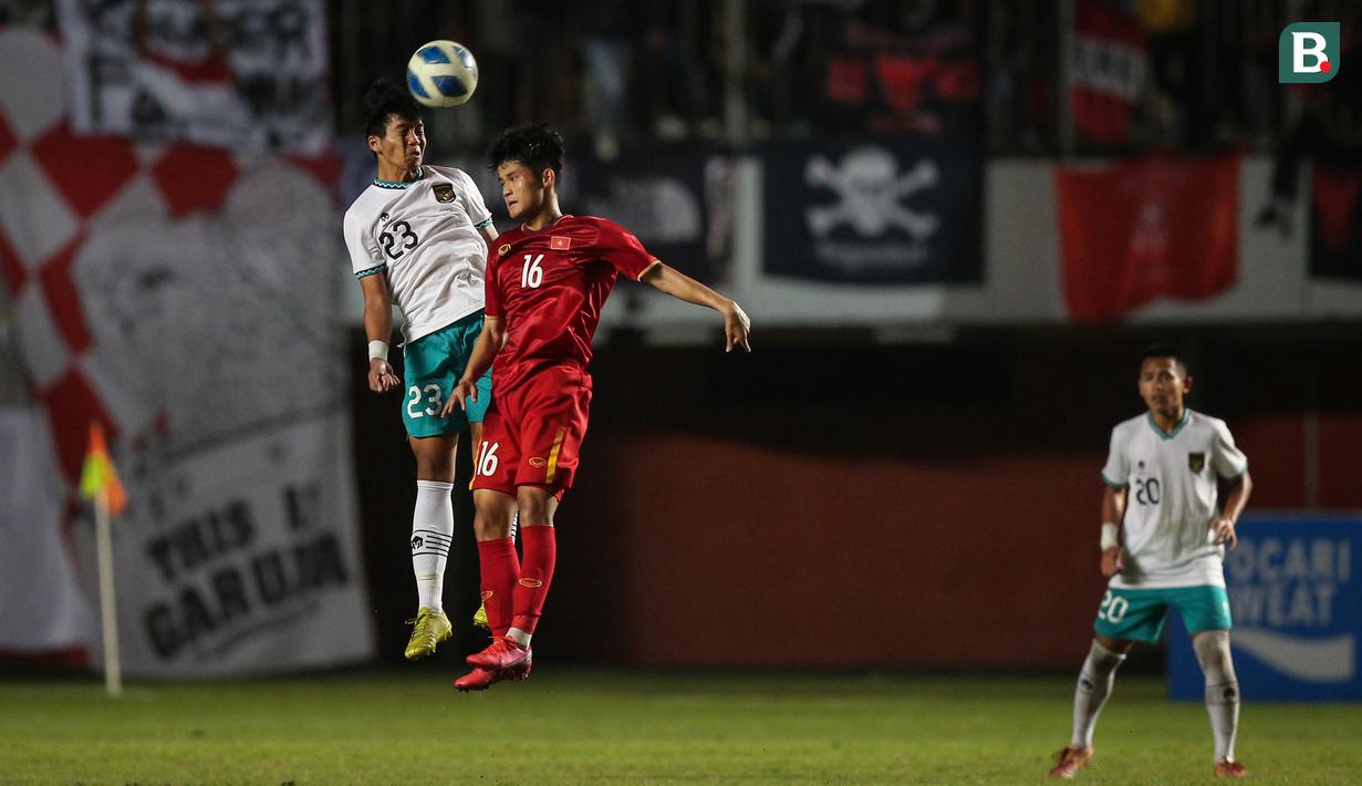 Trofi juara Piala AFF U-16 2022 akhirnya diraih Skuat Garuda Asia. Trofi ini merupakan kado istimewa bagi rakyat Indonesia yang akan merayakan kemerdekaan Republik Indonesia yang ke-77. (Bola.com/Bagaskara Lazuardi)