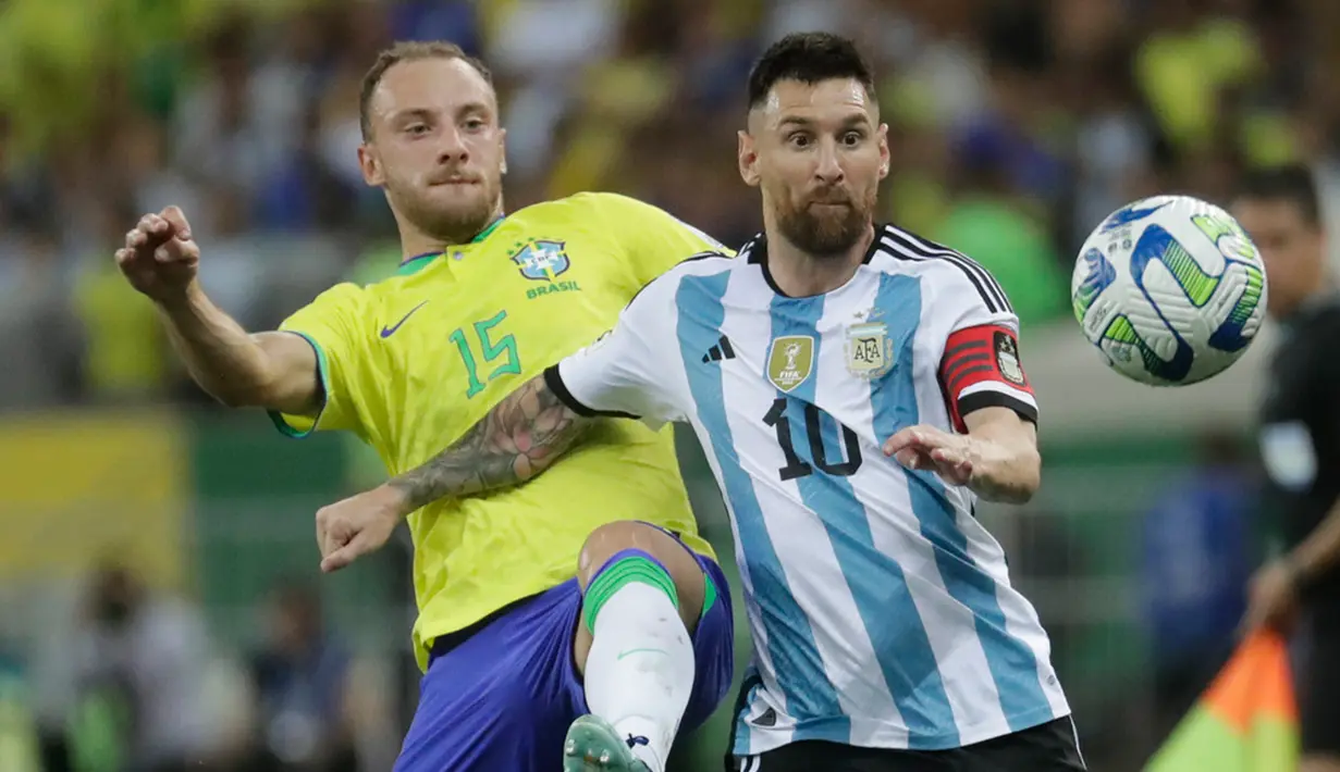 Lionel Messi mengajak rekan-rekannya di Timnas Argentina untuk tidak melanjutkan laga, sampai situasinya kondusif. Messi tidak suka melihat suporter Argentina diperlakukan semena-mena oleh petugas keamanan. (AP Photo/Bruna Prado)