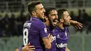 Foto pada tanggal 22 April 2017, Kapten Fiorentina Davide Astori merayakan gol bersama rekan setimnnya saat melawan Inter Milan. Astori telah bermain sebanyak 91 laga di Serie A bersama Fiorentina dengan mengoleksi 3 gol. (AFP Photo/Andreas Solaro)