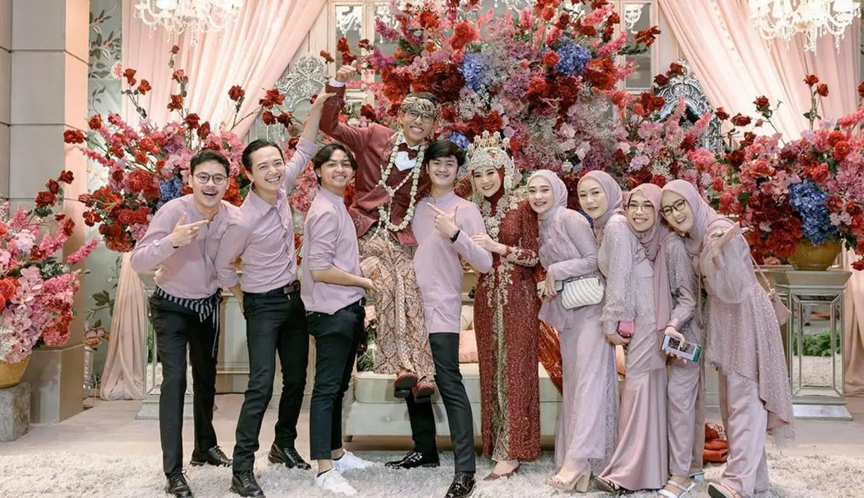 Selain didampingi keluarga, didampingi sahabat tercinta di hari pernikahan tentunya menjadi kebahagiaan tersendiri. Memilih teman terbaik untuk jadi groomsmen di hari bahagianya, terlihat Beni sangat dekat dengan para sahabatnya. Keseruan ketika acara pernikahan pun tercipta saat para groomsmen berpose mengangkat Beni Mulyana saat berfoto di pelaminan. (Liputan6.com/IG/@benimulyanasopian)