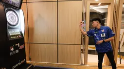 Darts Station merupakan sebuah arena darts modern yang memadukan kompetisi, teknologi, dan gaya hidup dalam satu tempat stylish di tengah pusat kota. Tampak dalam foto, Dartslive Official Player, Phuay Wei, saat peluncuran Darts Station di lantai F7 FX Sudirman, Senayan, Jakarta pada Sabtu (15/11/2025). (Bola.com/Abdul Aziz)