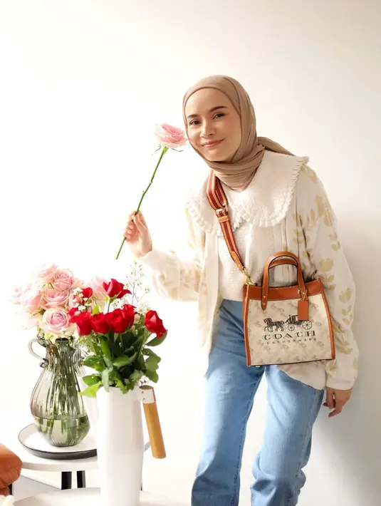 Dhatu Rembulan jago dalam hal mix and match pakaian. Meski kerap tampil dengan busana kasual, perempuan kelahiran  26 Januari 1986 itu selalu terlihat kece. (FOTO: instagram.com/dhaturembulan/)