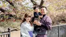 Akhirnya bisa melakukan pemotretan keluarga dengan buah hati saat jalani liburan, momen bahagianya ini banyak diabadikan dalam media sosial Instagram. Pasangan ini pun terlihat begitu menawan saat tampil kompak mengenakan busana kimono khas Jepang. (Liputan6.com/IG/@gilangdirga)