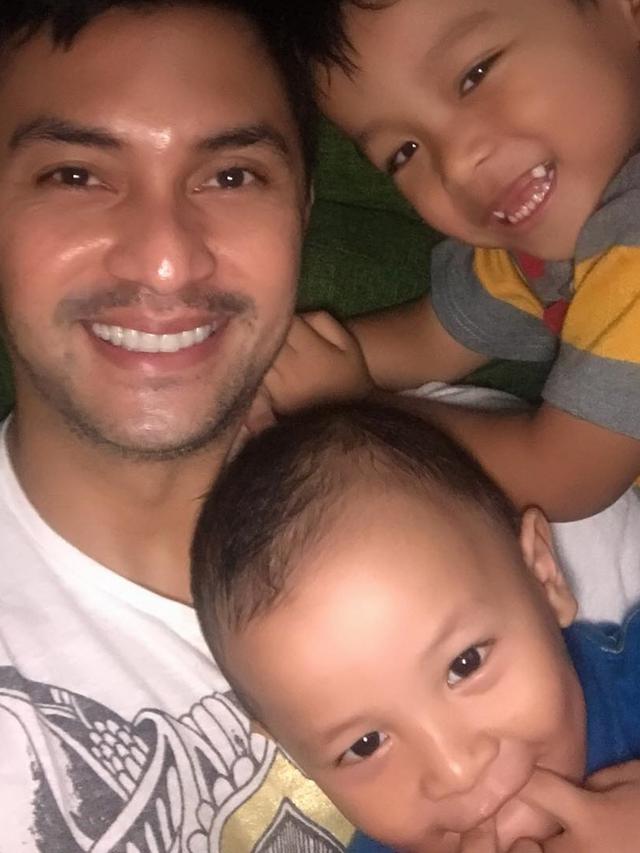 6 Potret Anjasmara Momong Kedua Cucunya, Kompak dan Harmonis