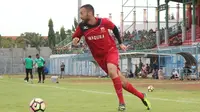 Marcel Sacramento mencetak gol saat Madura United uji coba melawan Malang United. (Bola.com/Aditya Wany)