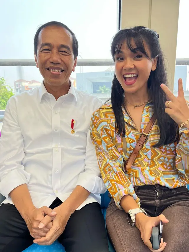 Gaya Pegiat Seni Perempuan Ikut Jajal LRT Jati Mulya Bareng Presiden Jokowi, Ada Chelsea Islan, Yuni Shara, hingga Reisa Broto Asmoro