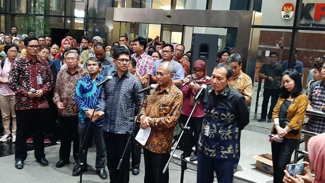 Pimpinan KPK Agus Rahardjo, Laode M Syarif, dan Saut Situmorang menggelar jumpa pers di KPK.