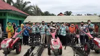 Wakil wali kota Bengkulu Dedy Wahyudi menyerahkan 5 unit bantuan hand tractor untuk para petani perkotaan. (Liputan6.com/Yuliardi Hardjo)