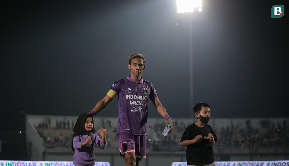 <p>Pemain Persita Tangerang, Muhammad Toha beserta putranya meninggalkan lapangan usai laga pekan pertama BRI Liga 1 2022/2023 antara Persita Tangerang melawan Persik Kediri di Indomilk Arena, Tangerang, Senin (25/07/2022). (Bola.com/Bagaskara Lazuardi)</p>