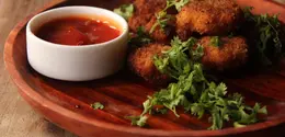 Dengan tambahan sayuran, keju, dan bumbu favorit, nugget buatan sendiri bisa menjadi pilihan menu yang lebih variatif untuk keluarga. (Foto/Dok: Pexels)