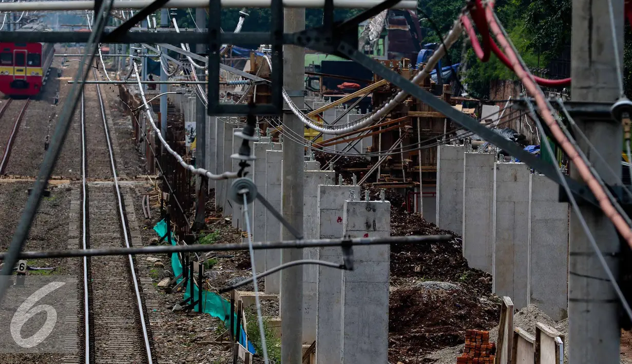 Lokasi pembangunan Stasiun Sudirman Baru di Jakarta, Selasa (8/11). Pembangunan Stasiun Sudirman Baru ditargetkan akan selesai dan siap melayani kereta bandara pada Semester I-2017. (Liputan6.com/Faizal Fanani)